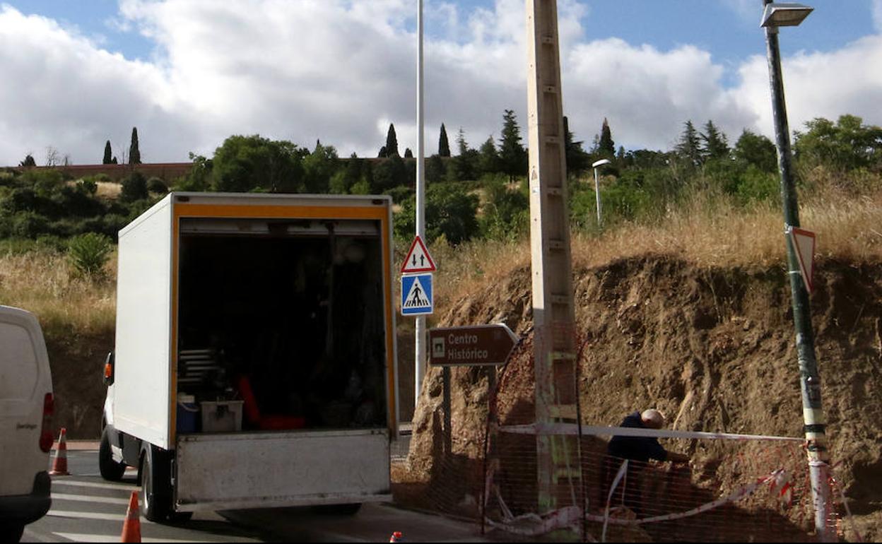 Trabajos para retirar el poste de Correos entre San Gabriel y Vía Roma.