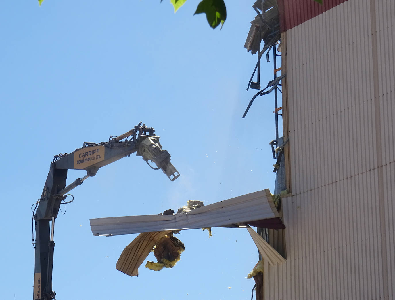 Fotos: Derribo de la antigua planta de Lauki en Valladolid