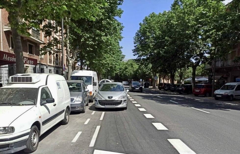 Vehículo en doble fila en la avenida de la Constitución.