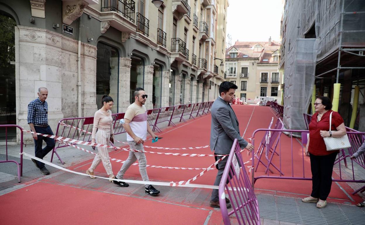 La calle Licenciado Vidriera ha sido la última en pintarse de rojo. 