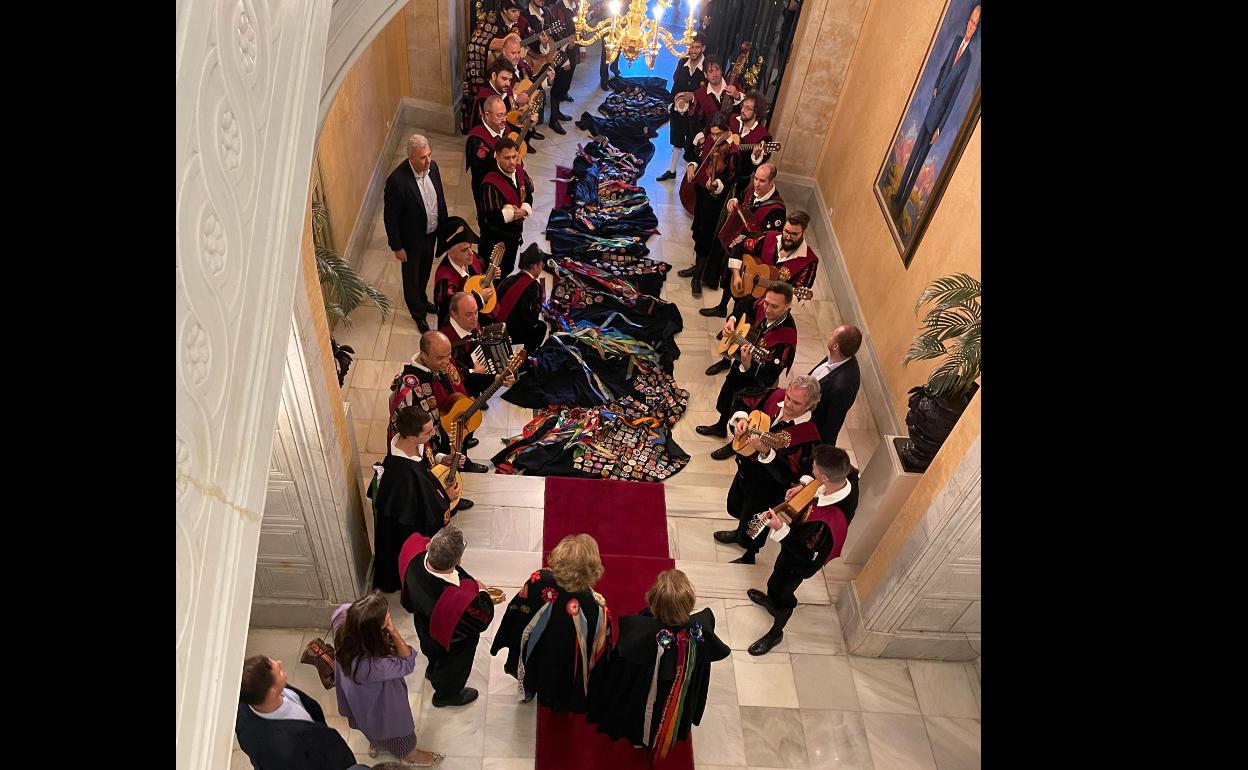 Las dos reinas, con la capa de la tuna, en el zaguán del Ayuntamiento