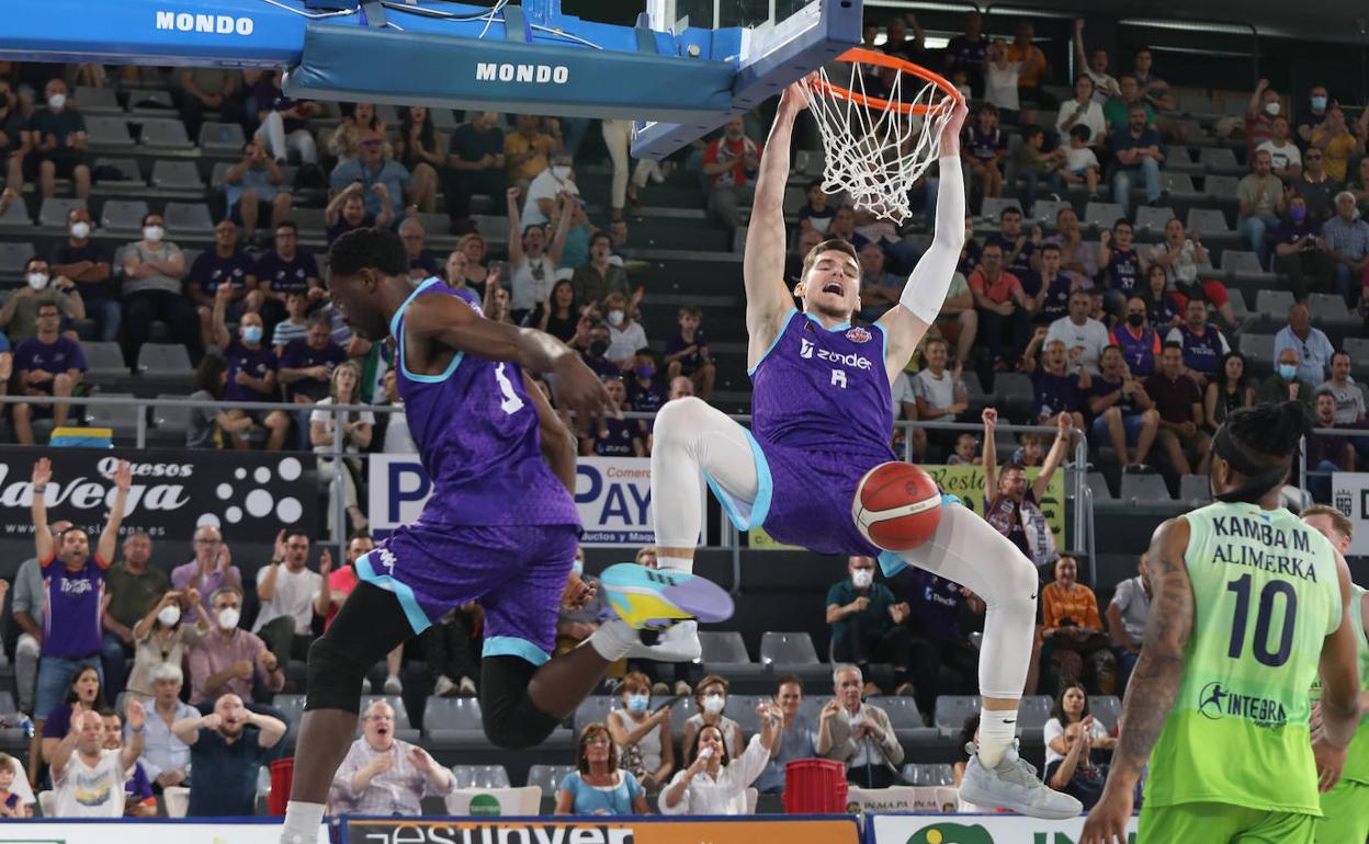 Roberts Blumbergs se cuelga del aro en el último partido disputado en el Pabellón ante el Oviedo. 