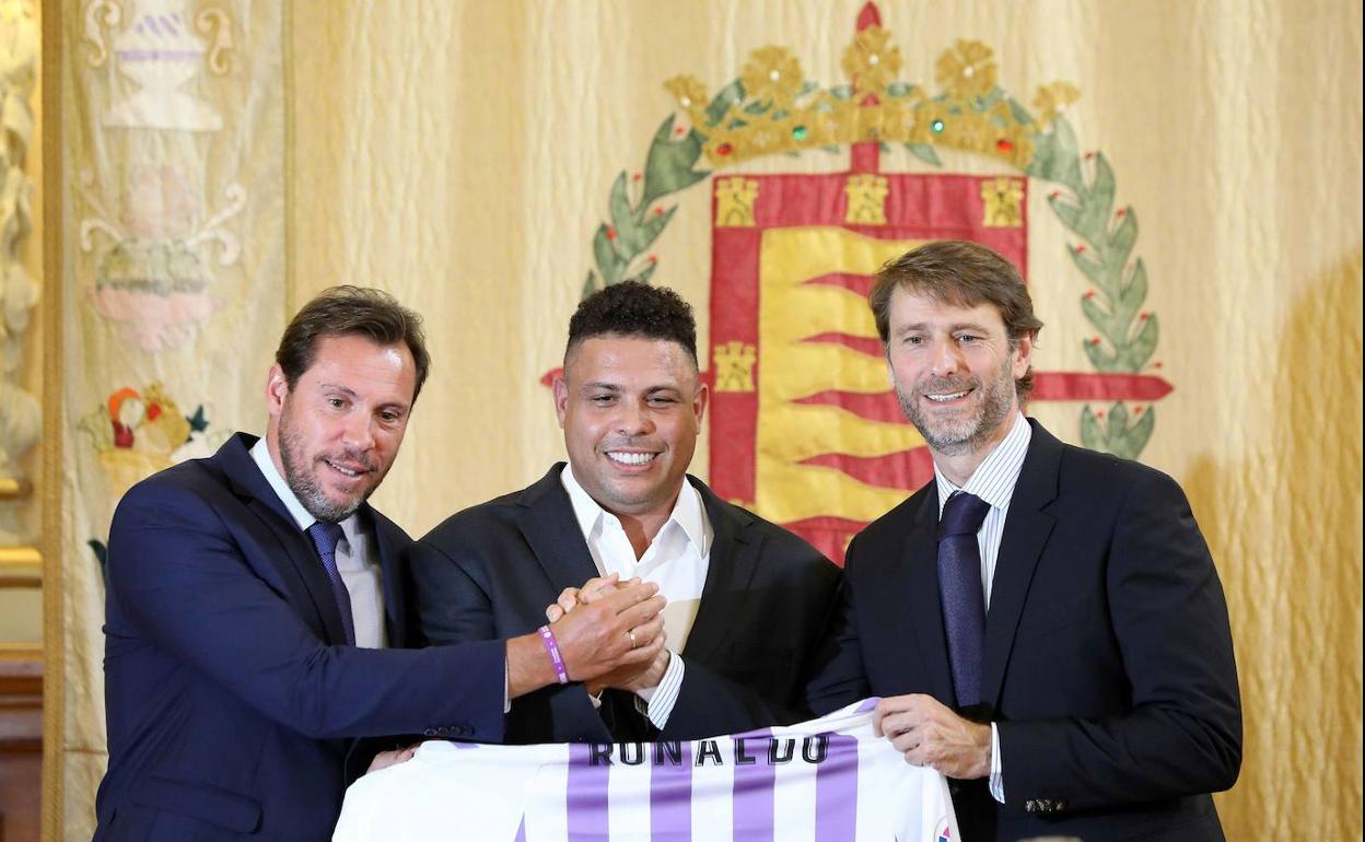 Óscar Puente junto con Ronaldo y Carlos Suárez, anterior presidente del Real Valladolid, en la bienvenida al brasileño, con el escudo de la ciudad, con la laureada, tras ellos. 