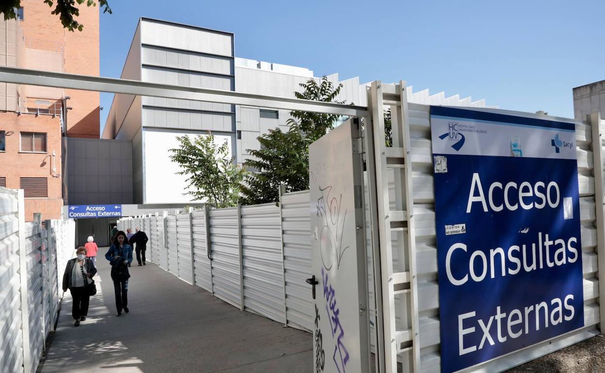 Acceso al hospital Clínico de Valladolid. 