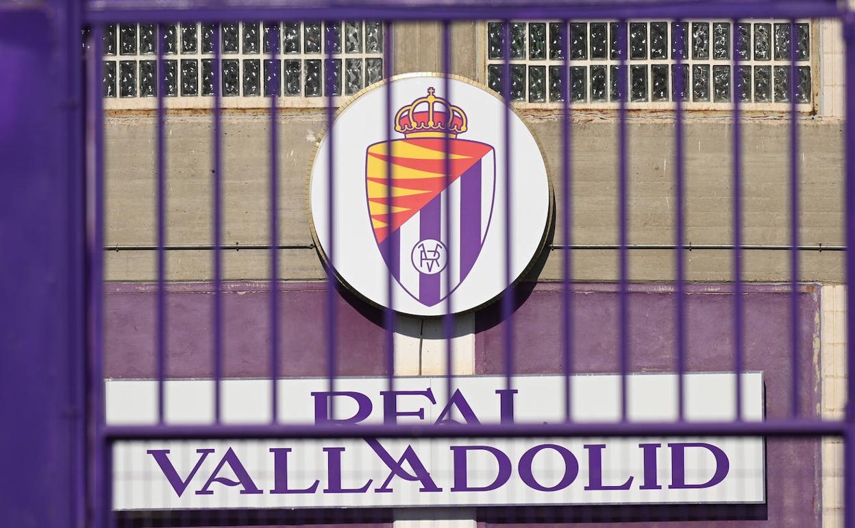 Nuevo escudo ya instalado en la fachada del estadio Zorrilla. 