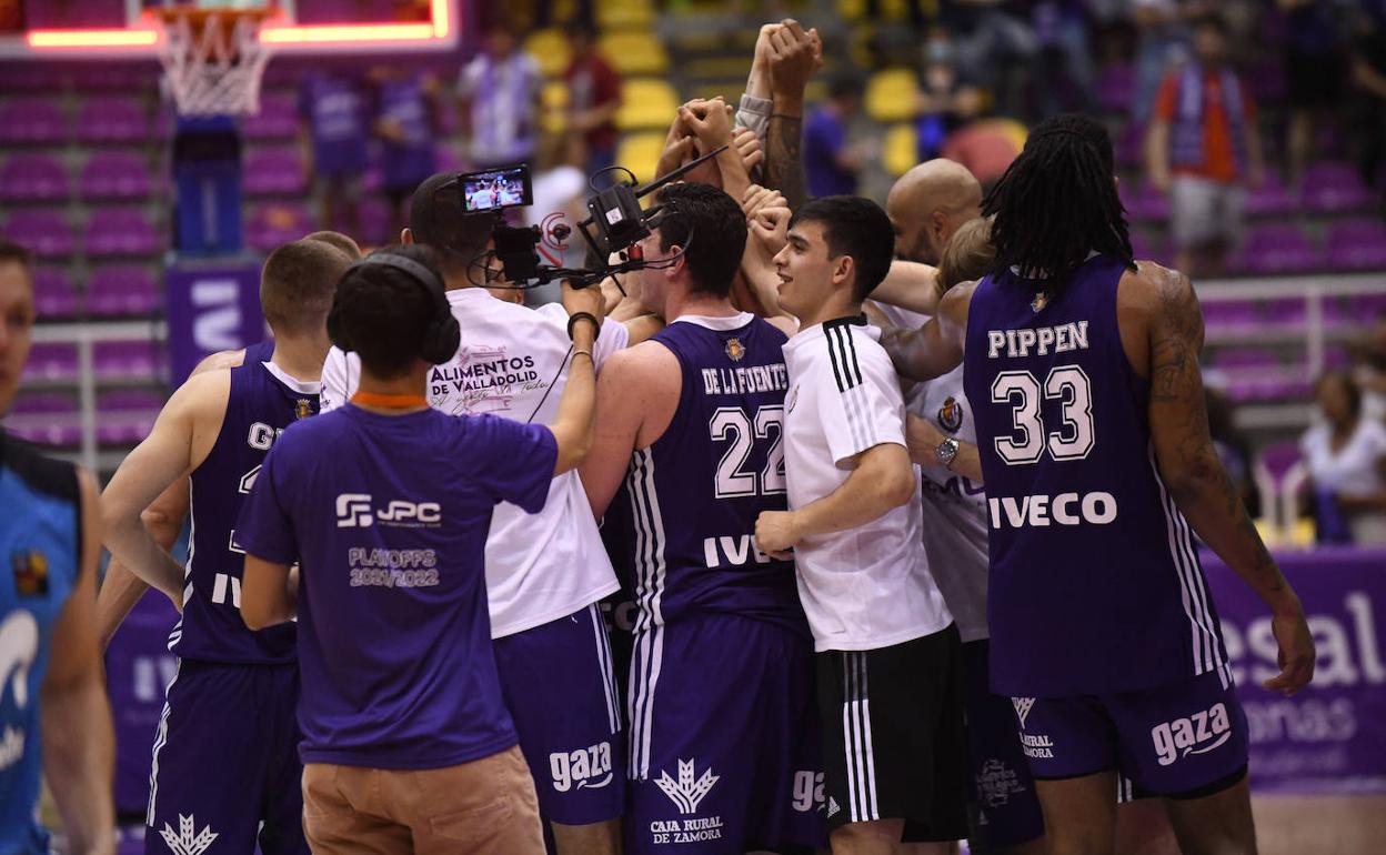 Los jugadores celebran a pie de pista el fin de temporada. 