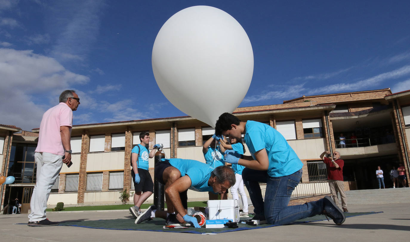 Alumnos y profesores preparan el lanzamiento del globo desde el patio del colegio.