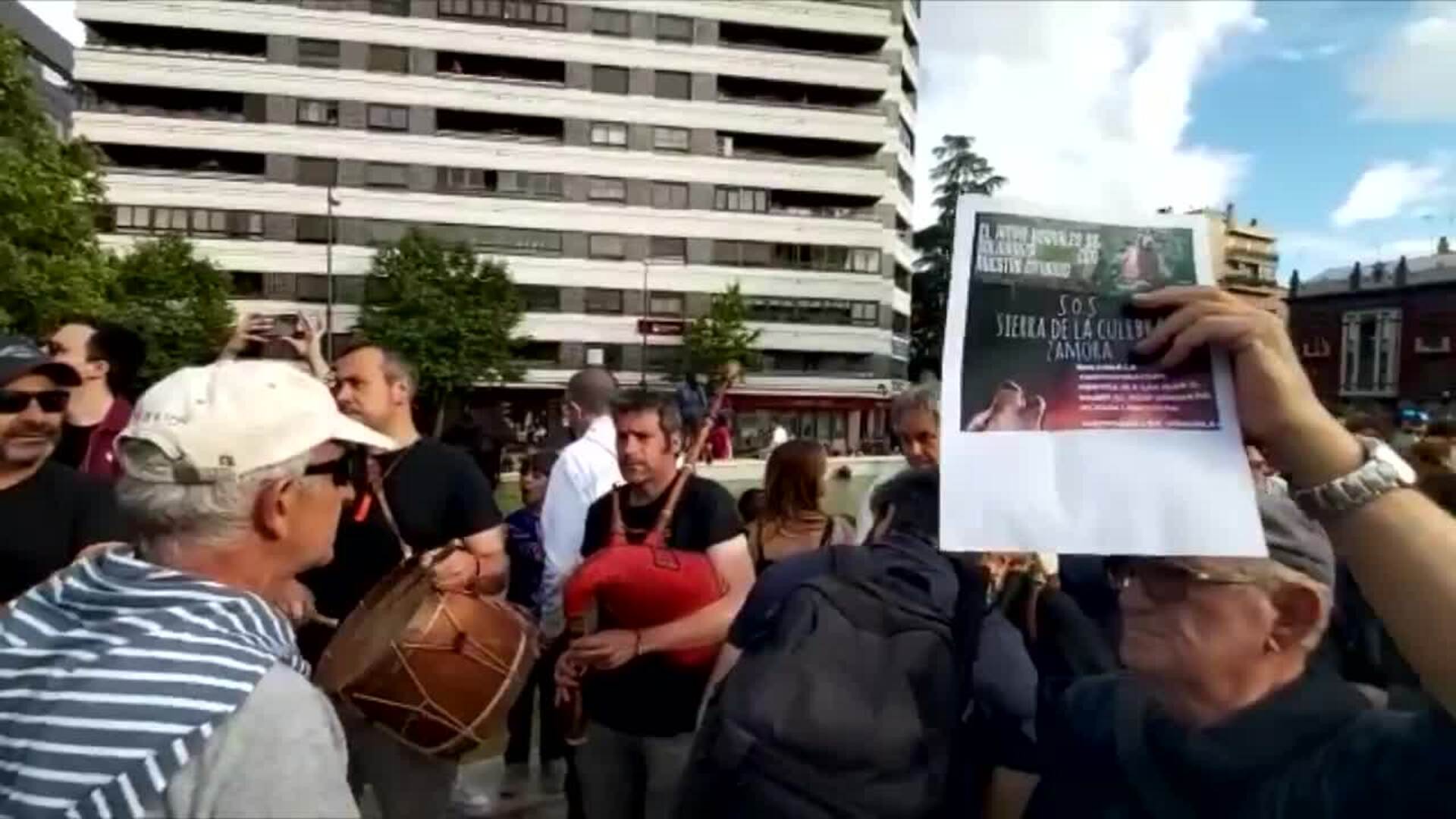 Vecinos de la Sierra de la Culebra protestan en Zamora por la gestión del incendio