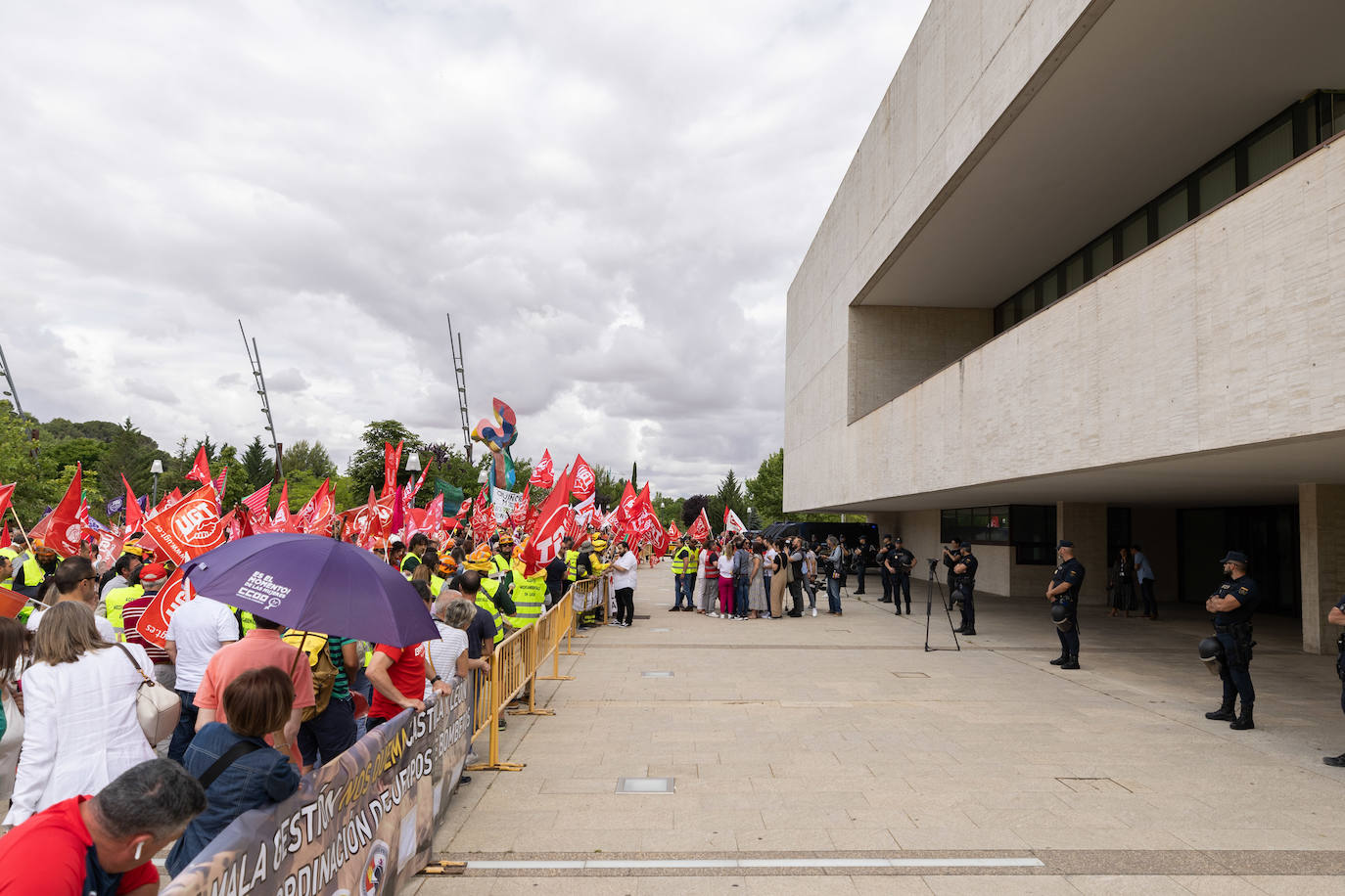 Fotos: Protesta de los bomberos forestales en la sede de las Cortes