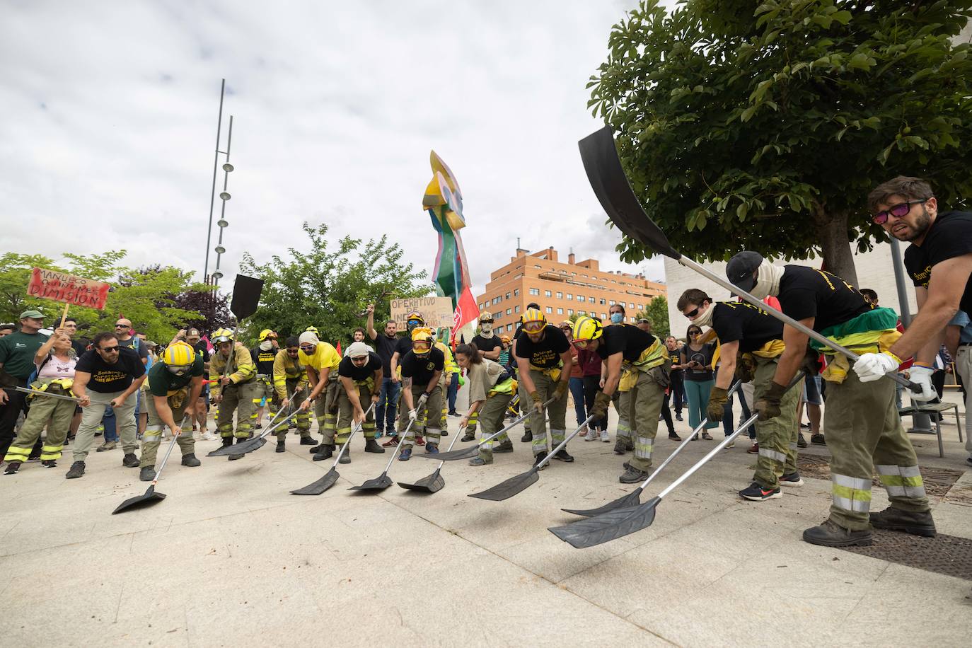 Fotos: Protesta de los bomberos forestales en la sede de las Cortes