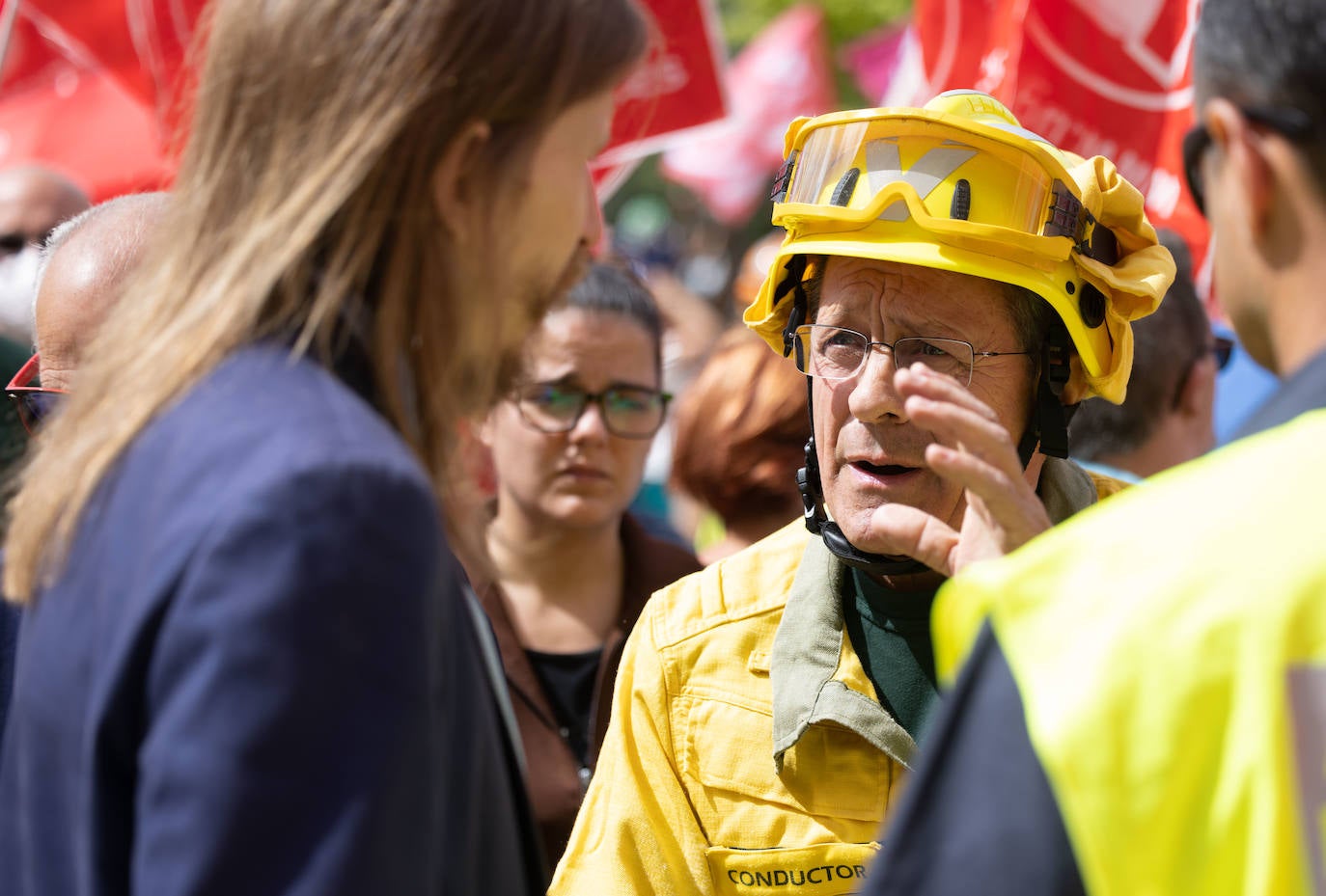 Fotos: Protesta de los bomberos forestales en la sede de las Cortes