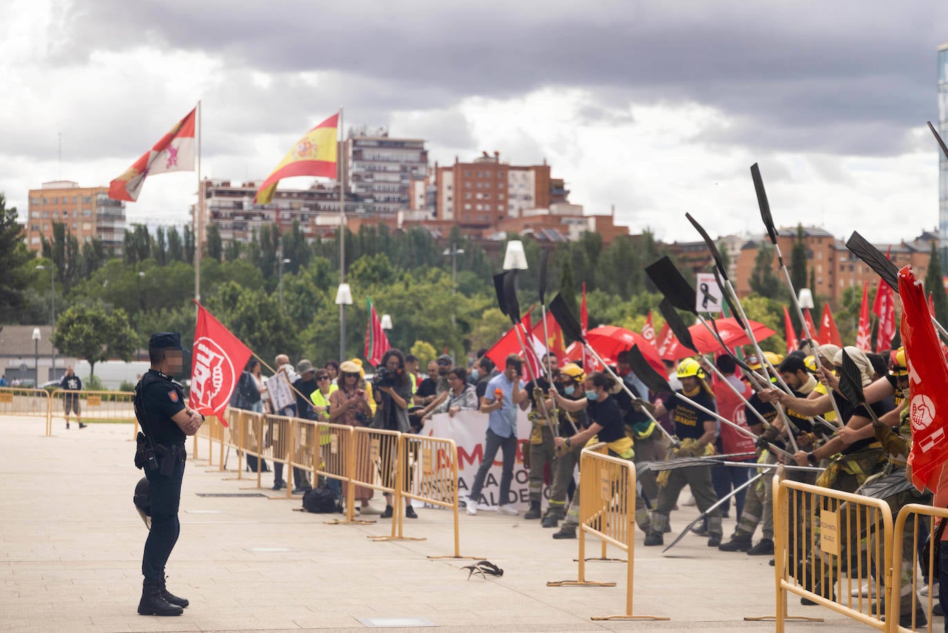 Fotos: Protesta de los bomberos forestales en la sede de las Cortes