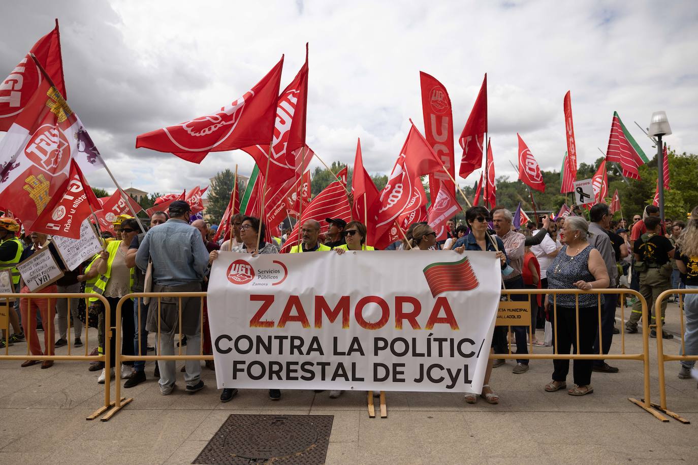 Fotos: Protesta de los bomberos forestales en la sede de las Cortes