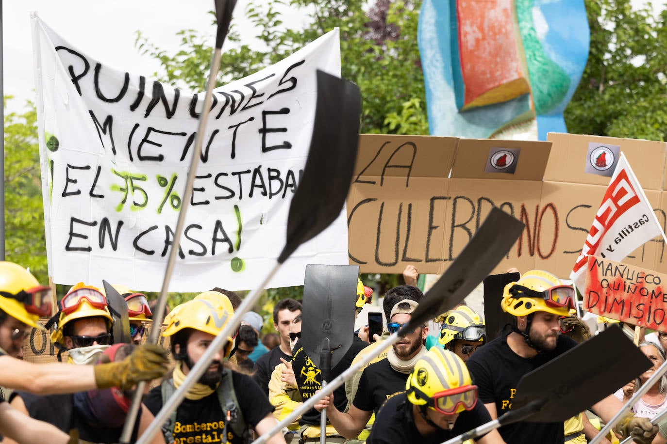 Fotos: Protesta de los bomberos forestales en la sede de las Cortes