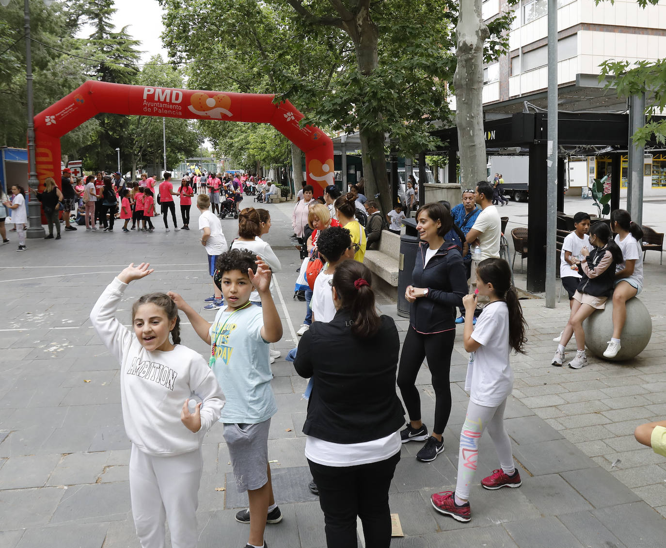 El parque del Salón acoge la prueba solidaria con mercadillo y paellada para todos los alumnos.