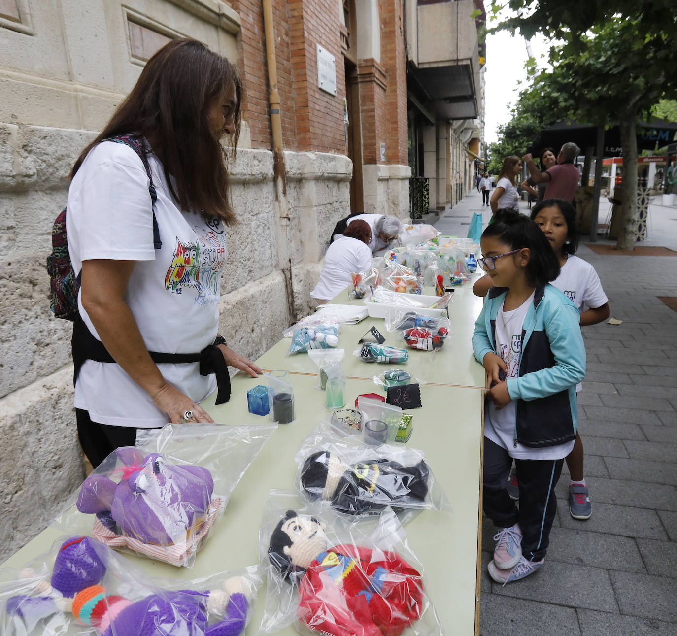 El parque del Salón acoge la prueba solidaria con mercadillo y paellada para todos los alumnos.