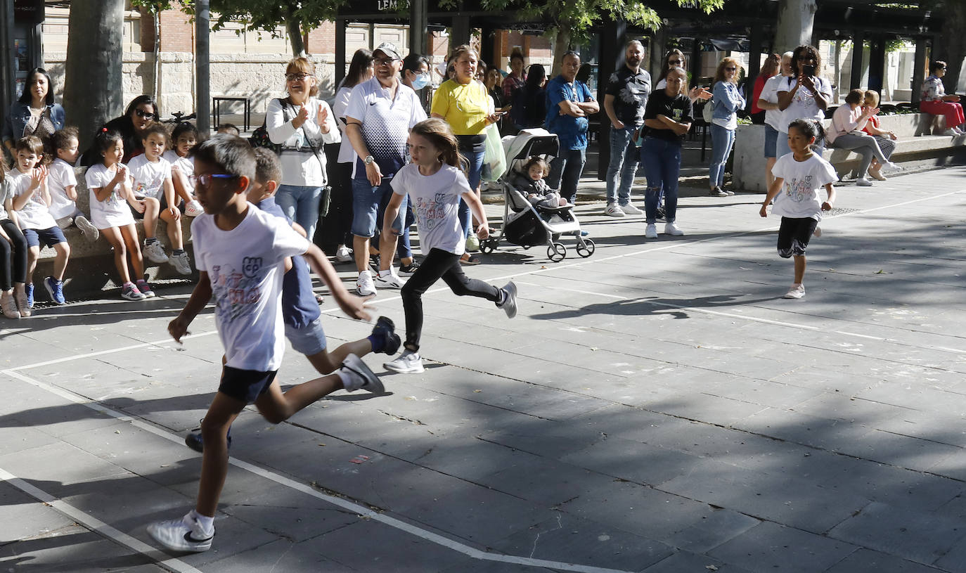 El parque del Salón acoge la prueba solidaria con mercadillo y paellada para todos los alumnos.