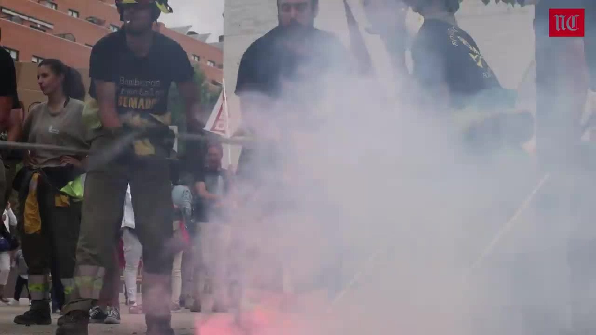 Los bomberos forestales se manifiestan en las Cortes de Castilla y León después del incendio en la Sierra de la Culebra