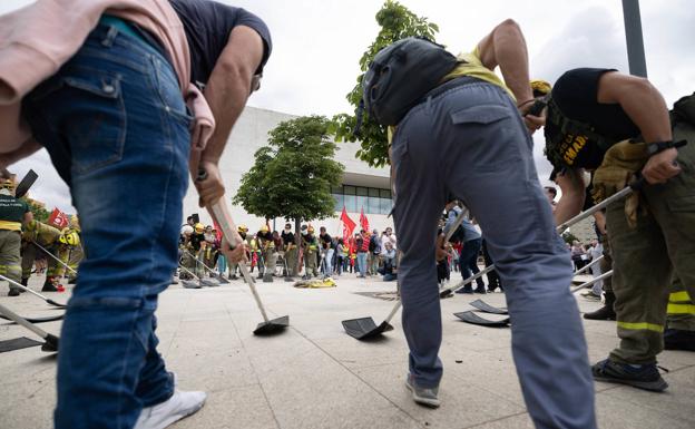 Protesta de los profesionales forestales ante las Cortes.