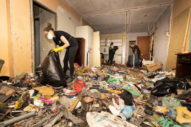 Fotos: Termina la pesadilla de los vecinos de un conflictivo inquilino con diógenes de Valladolid