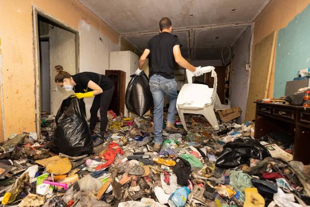 Fotos: Termina la pesadilla de los vecinos de un conflictivo inquilino con diógenes de Valladolid