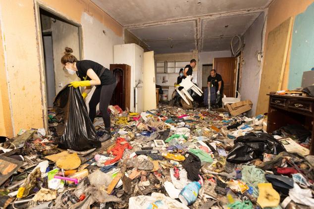 Fotos: Termina la pesadilla de los vecinos de un conflictivo inquilino con diógenes de Valladolid