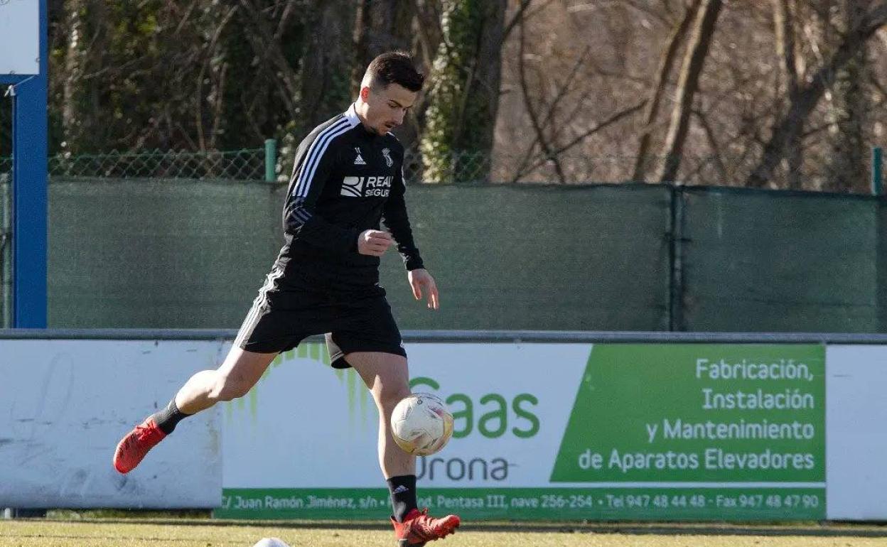 El jugador intenta golpear un balón durante un partido de la pasada temporada. 