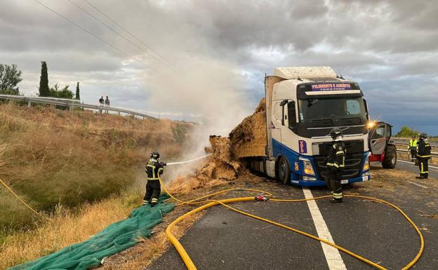 Incendio de la carga de paja de un camión en la A-62. 