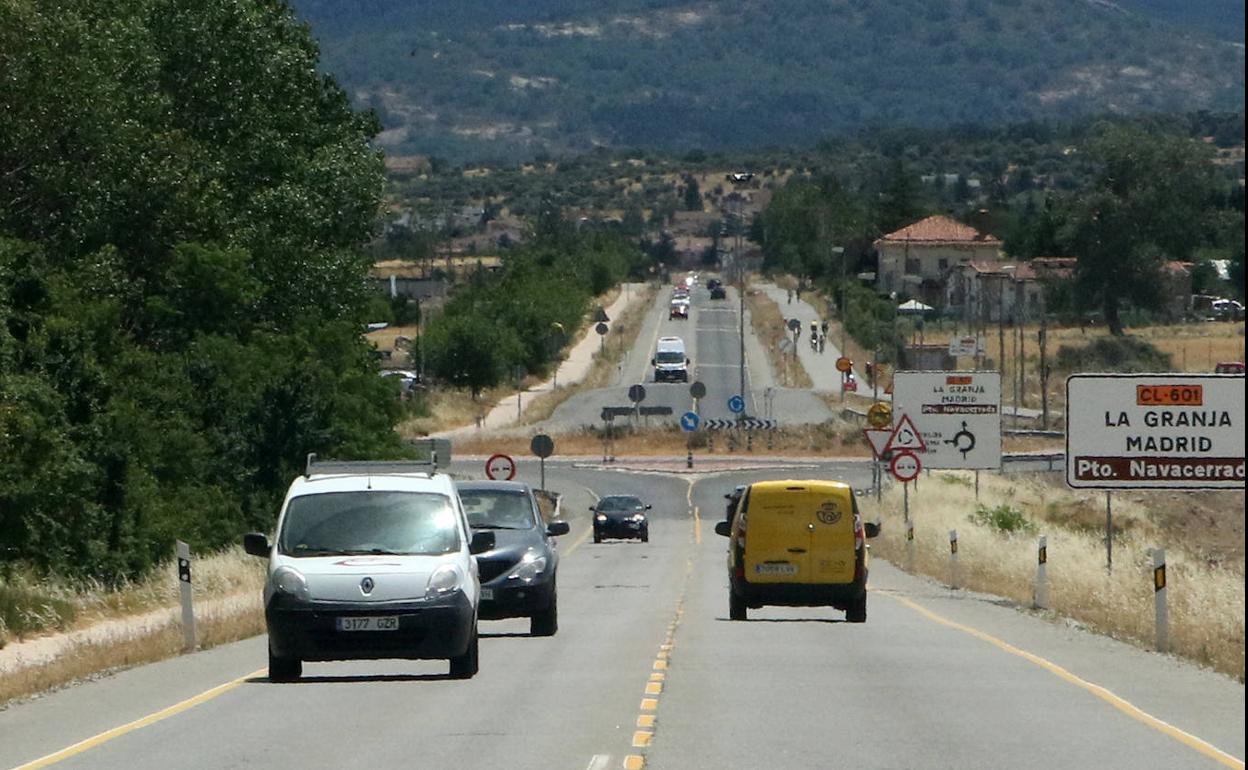 Tráfico en la carretera de La Granja, actualmente en obras. 