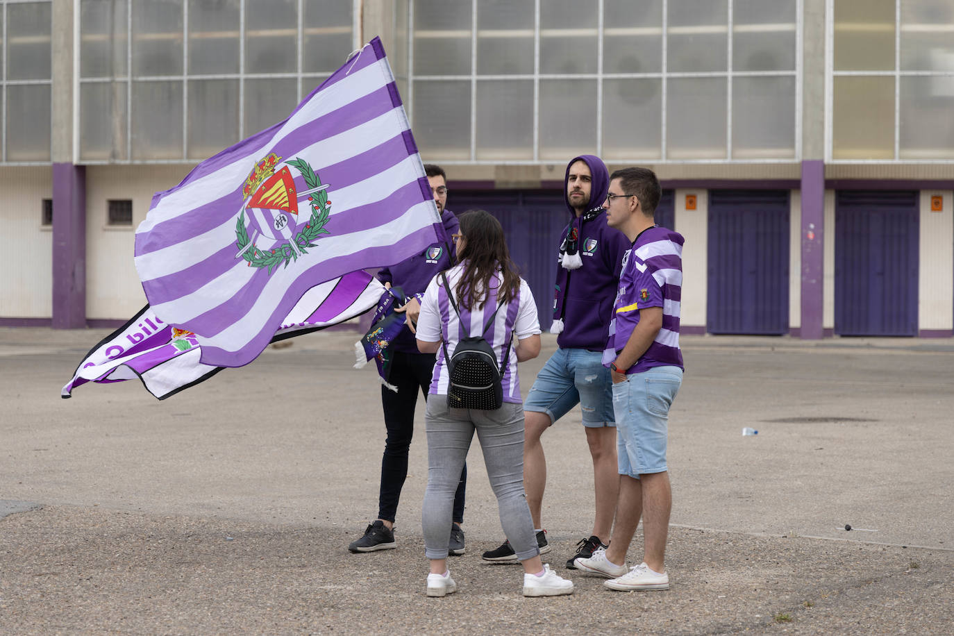 Loas aficionados del Real valladolid, durante la protesta por el cambio del escudo.