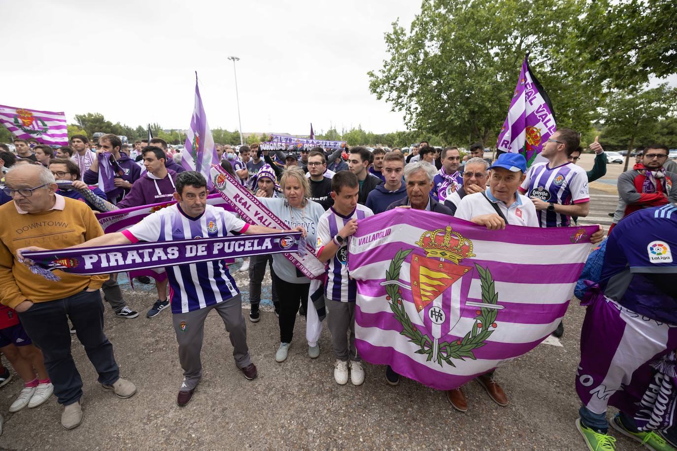 Loas aficionados del Real valladolid, durante la protesta por el cambio del escudo.