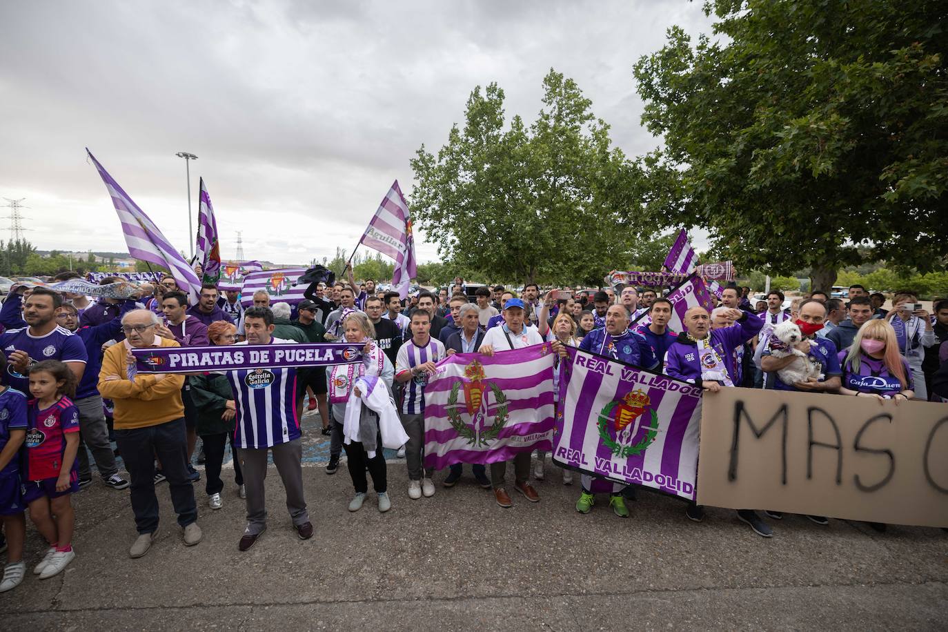 Loas aficionados del Real valladolid, durante la protesta por el cambio del escudo.