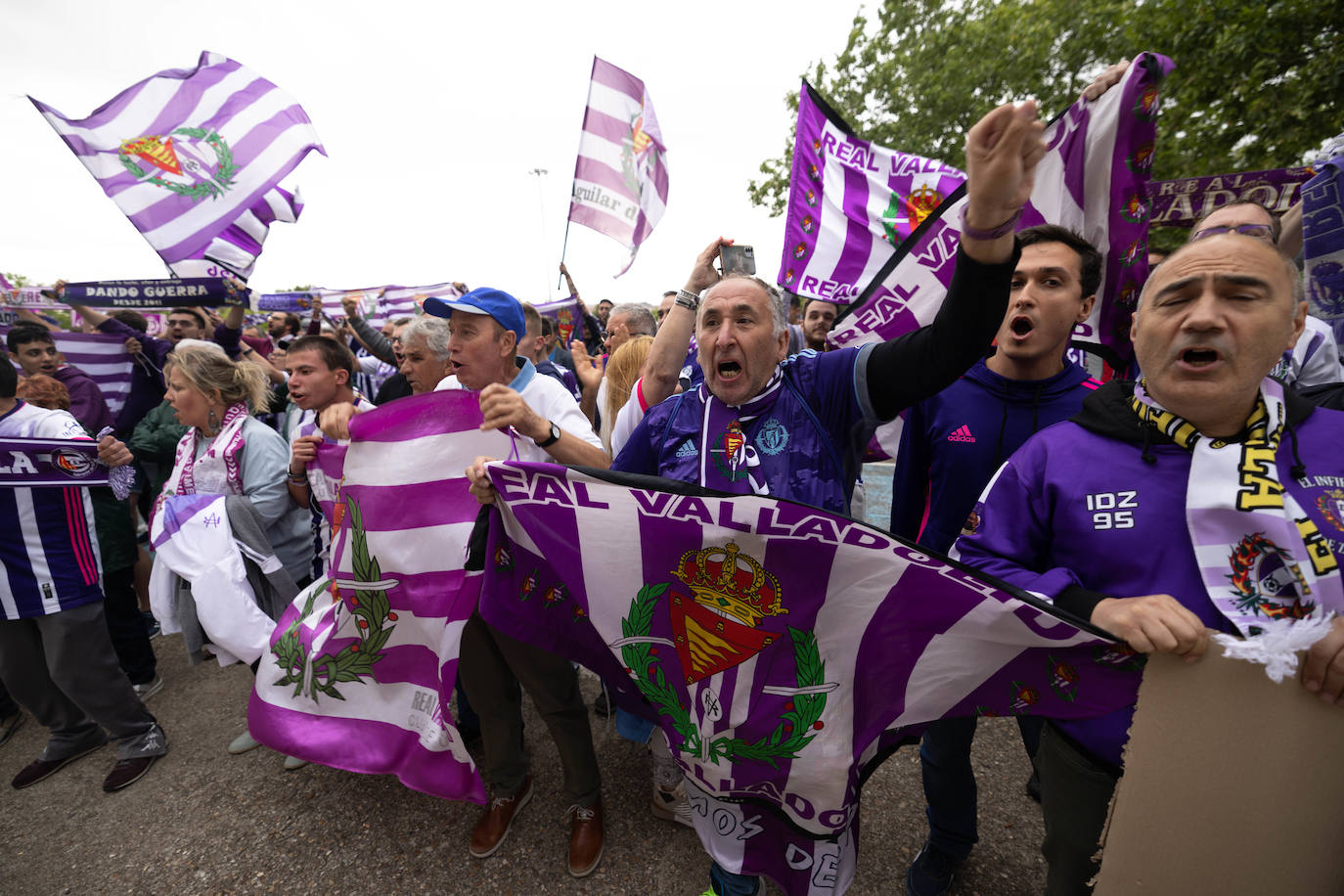 Loas aficionados del Real valladolid, durante la protesta por el cambio del escudo.