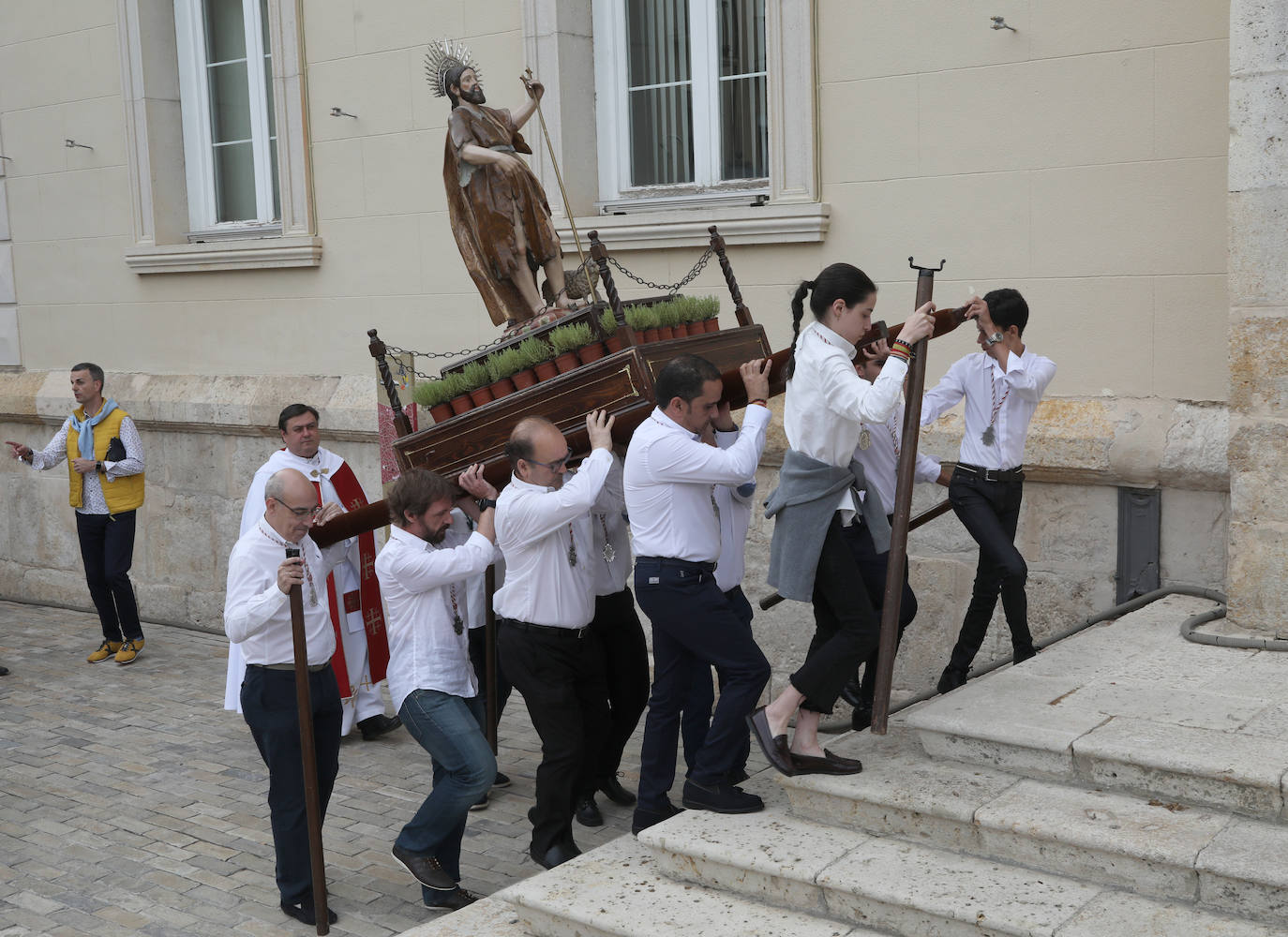 Fotos: Reparto del tomillo de San Juan en Palencia