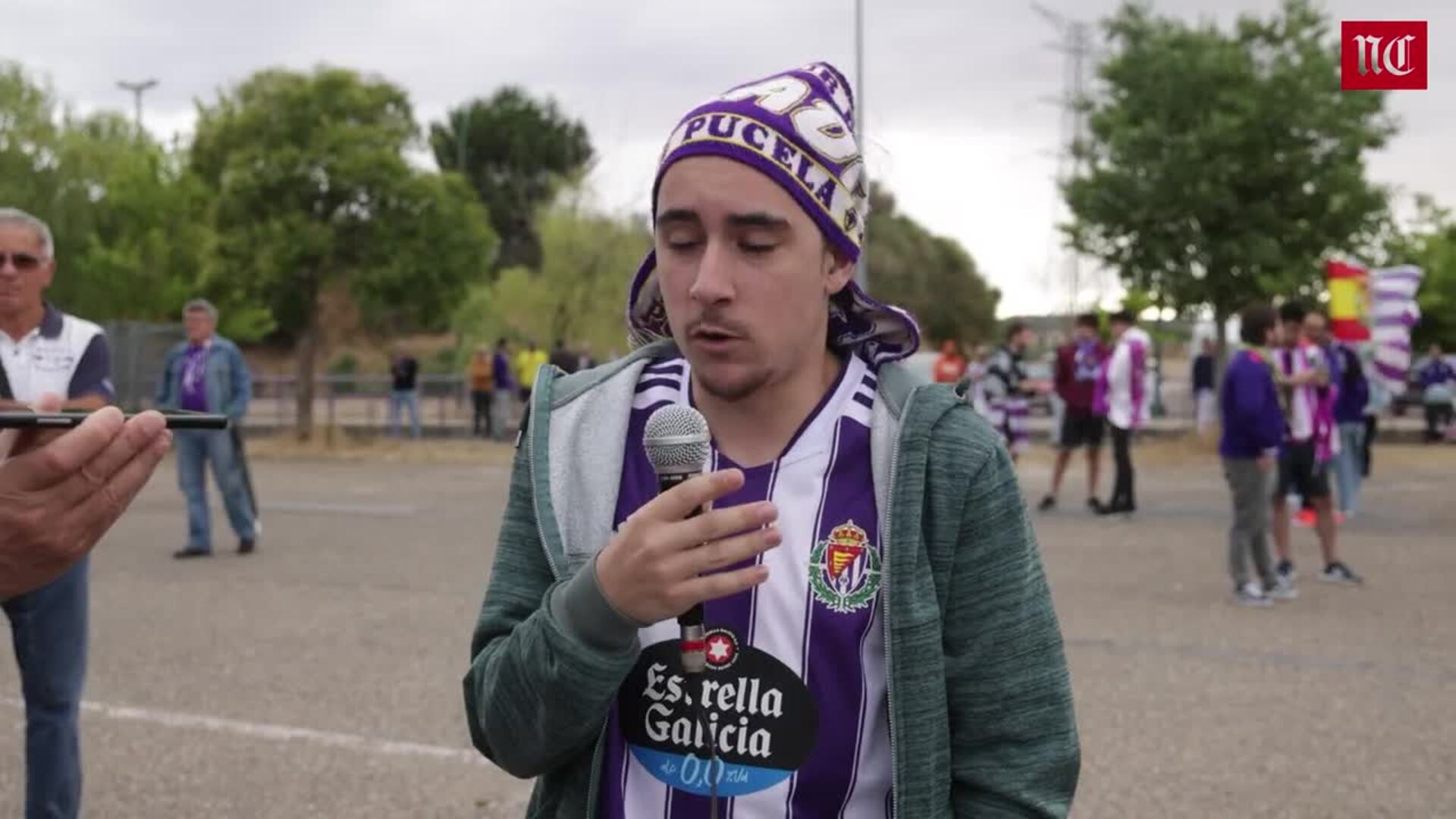 300 aficionados del Real Valladolid se concentran para mostrar su desaprobación al nuevo escudo