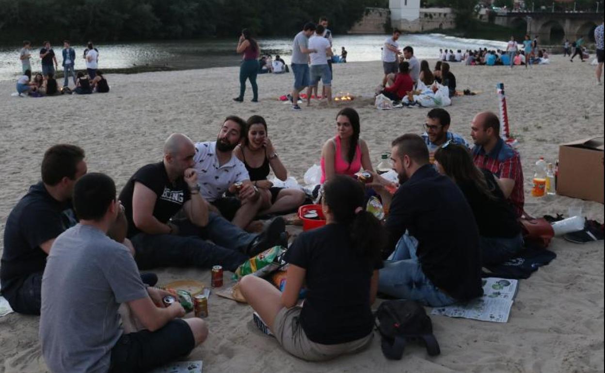 Un grupo en la playa de las Moreras en la noche de San Juan. 