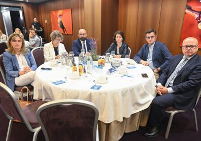 Imagen secundaria 1 - Algunos de los asistentes al Foro Económico con el secretario de Estado de Economía. 