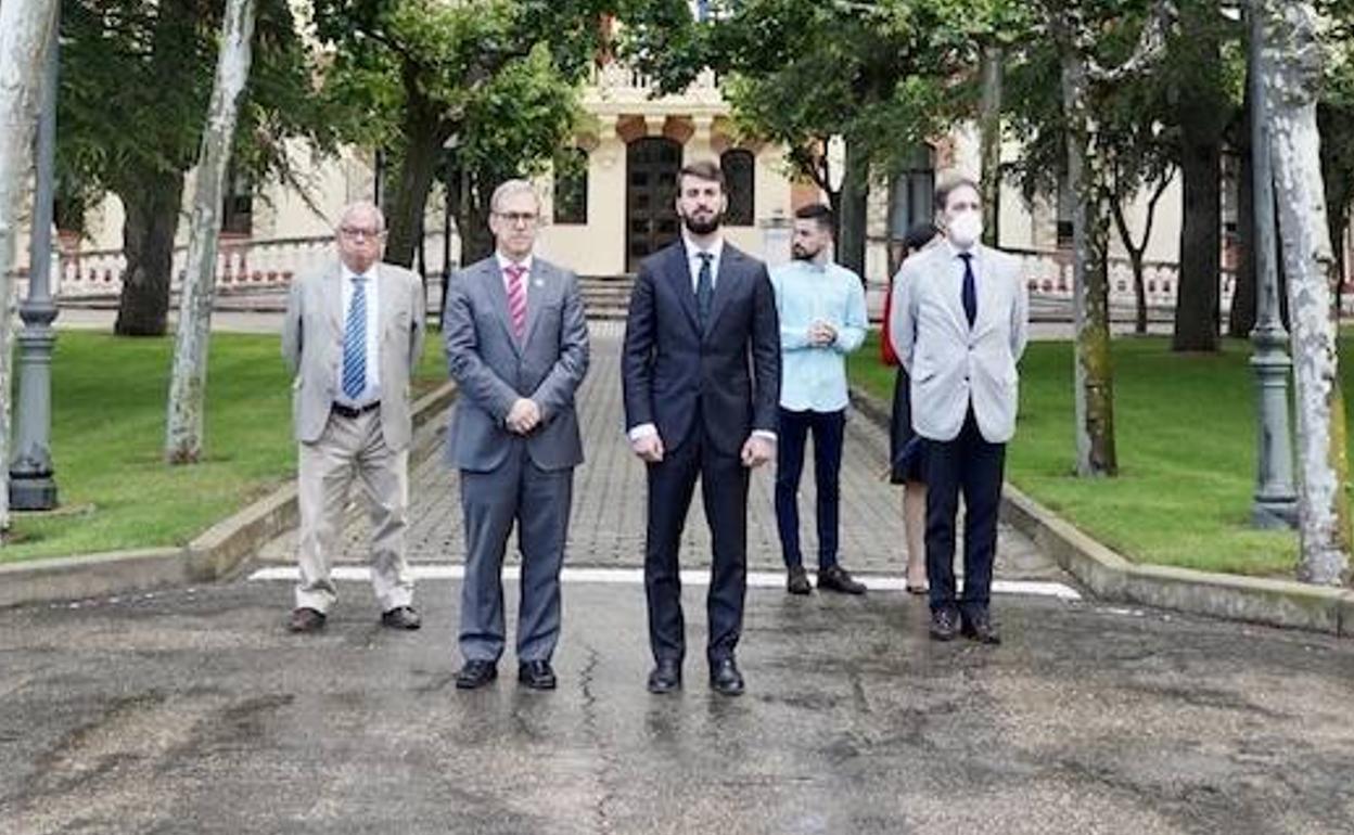 El vicepresidente Juan García-Gallardo, los consejeros de Industria y de Cultura y dos altos cargos y un asesor de Vox, en el minuto de silencio en la Junta.