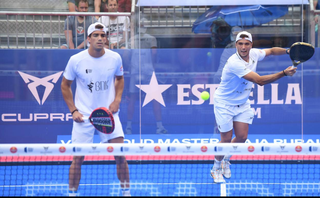 Ale Galán devuelve una bola con su compañero Lebrón esperando el desenlace. 