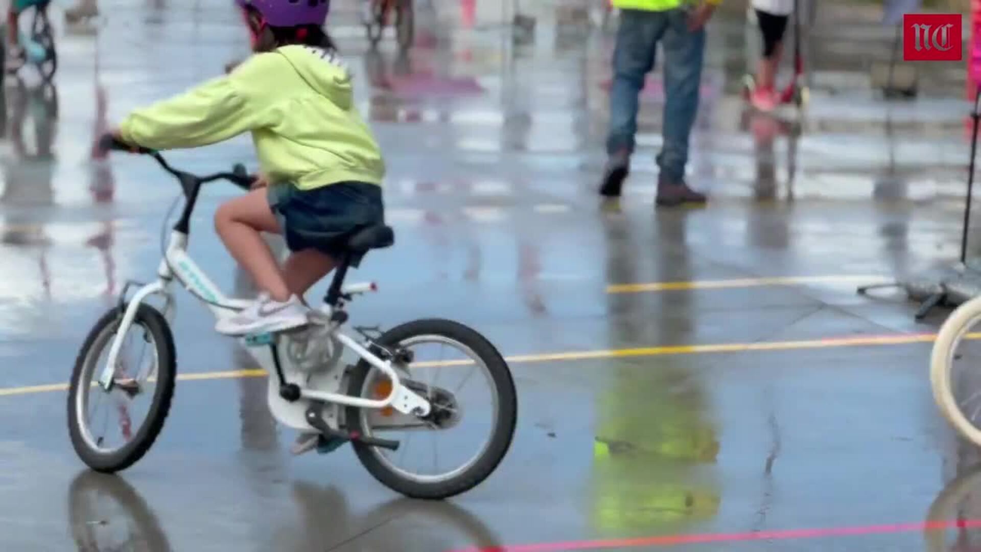 El patio del colegio El Peral se convierte en un gran circuito de competición