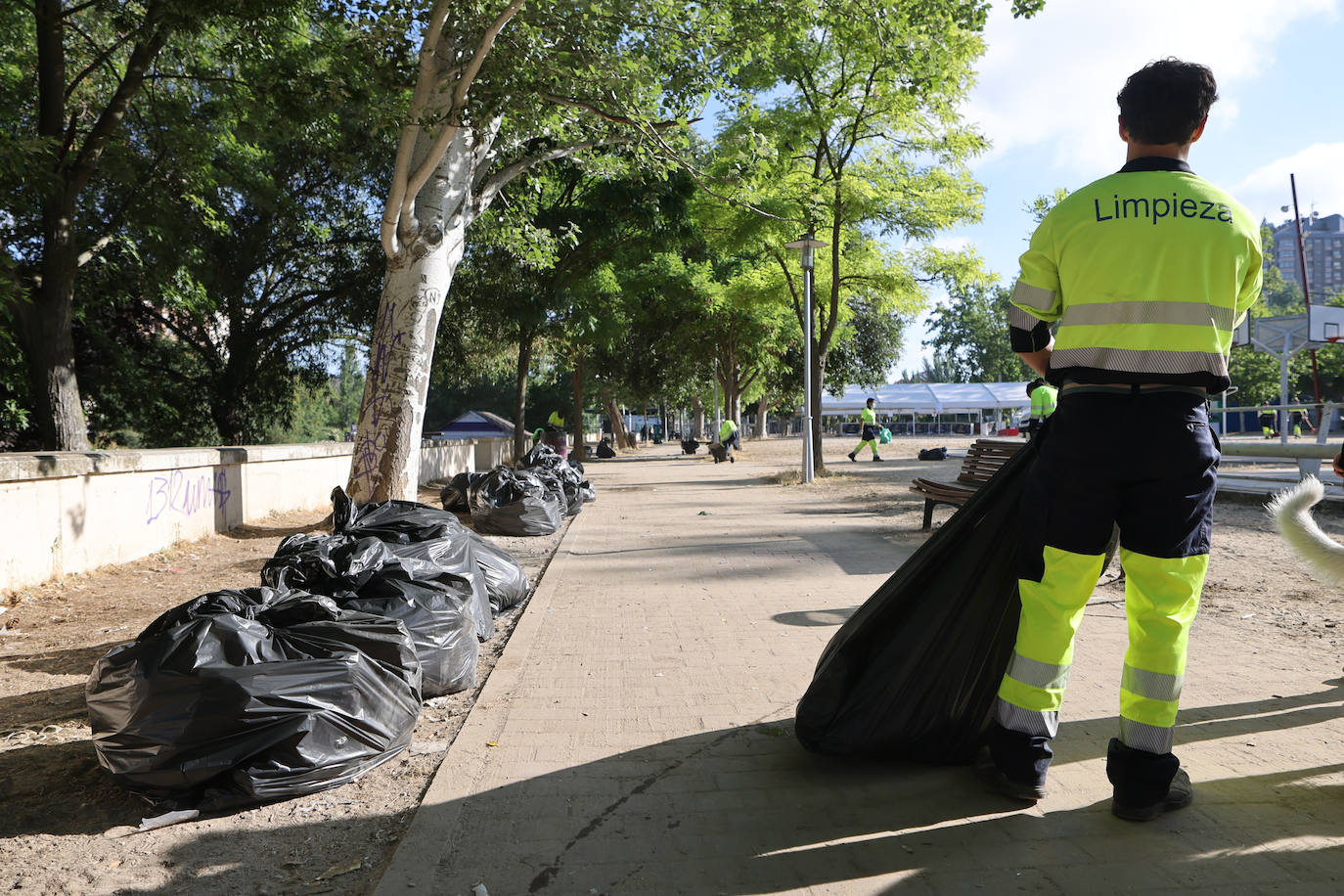 Fotos: Los servicios de limpieza de Valladolid recogen la basura tras la Noche de San Juan