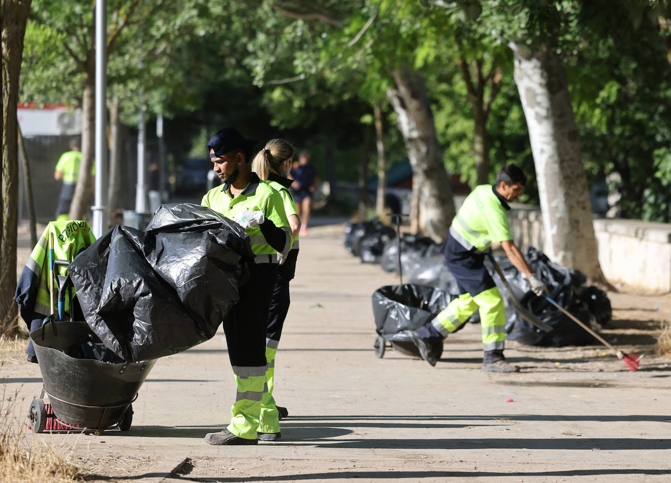 Fotos: Los servicios de limpieza de Valladolid recogen la basura tras la Noche de San Juan