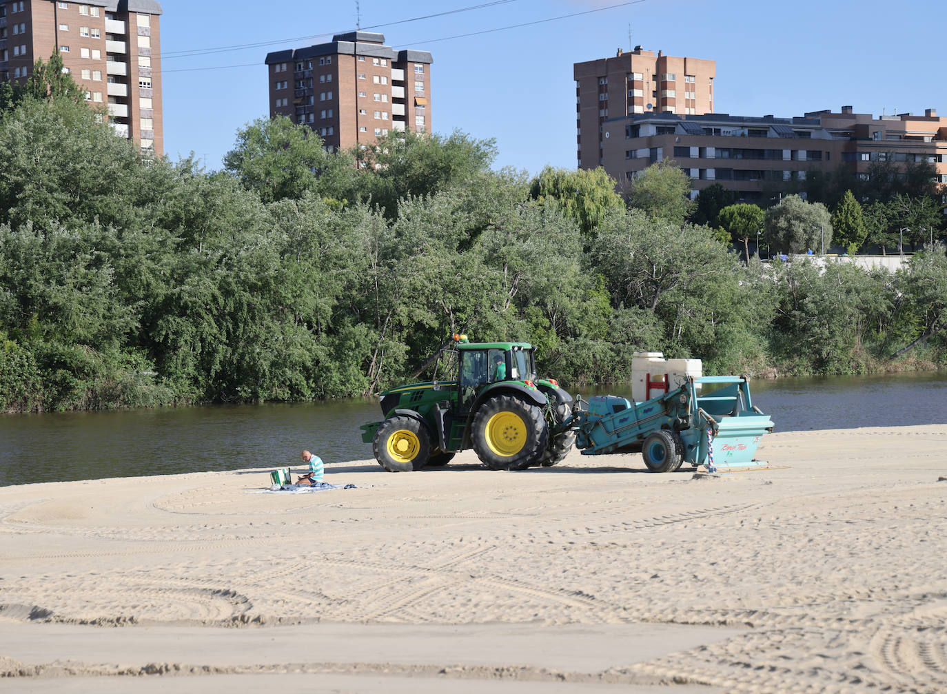 Fotos: Los servicios de limpieza de Valladolid recogen la basura tras la Noche de San Juan