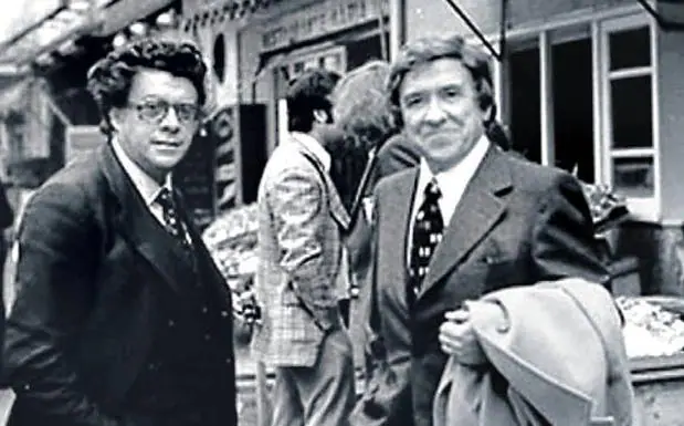 La famosa fotografía de Lagunero (izquierda) con Carrillo, ataviado con peluca, para entrar en España.