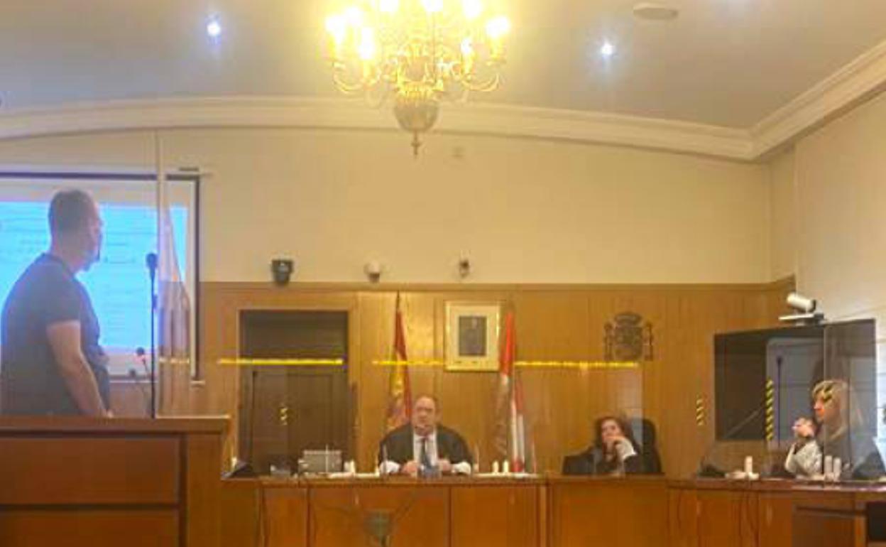 El acusado, durante su declaración ante el tribunal de la Sección Cuarta de la Audiencia. 