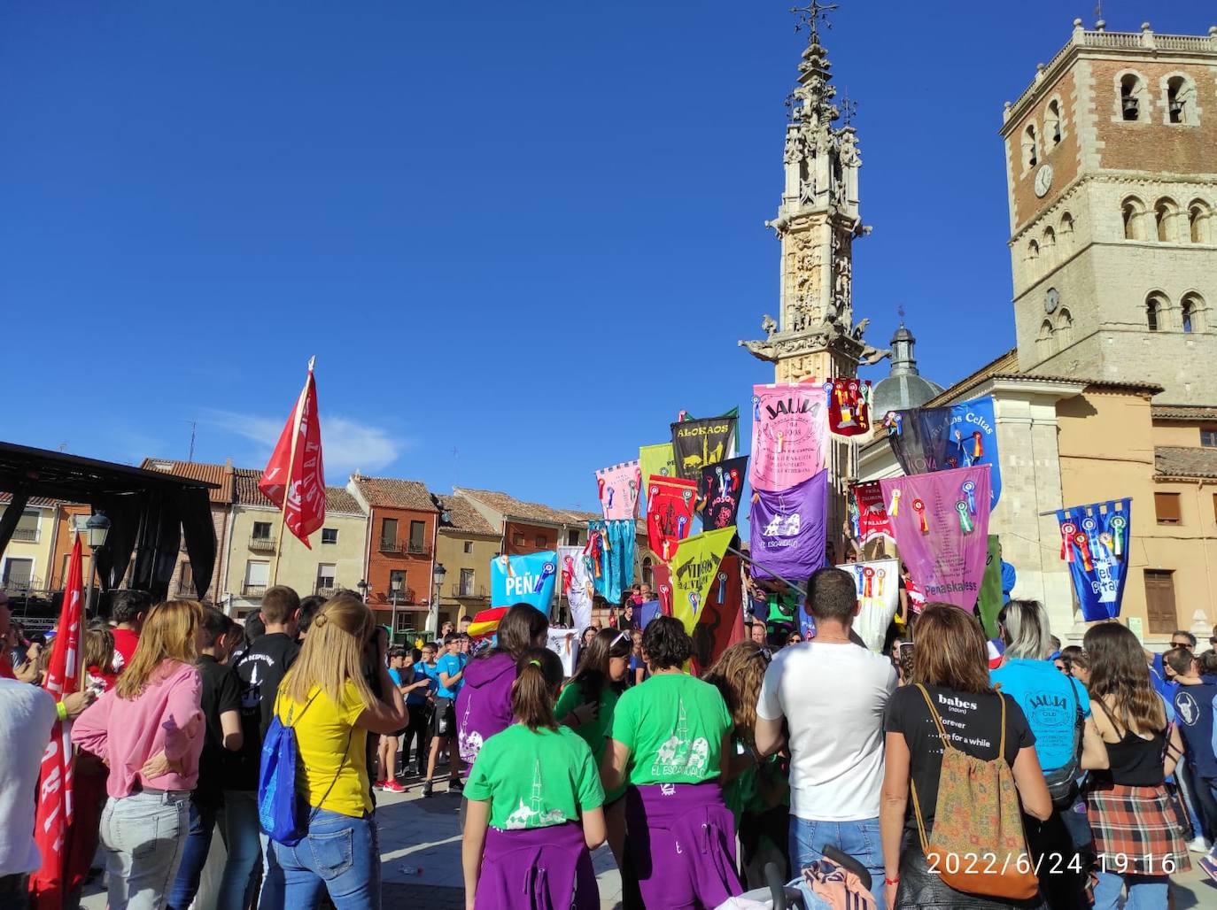 Los jóvenes colocan los pendones de las peñas en el Rollo. 
