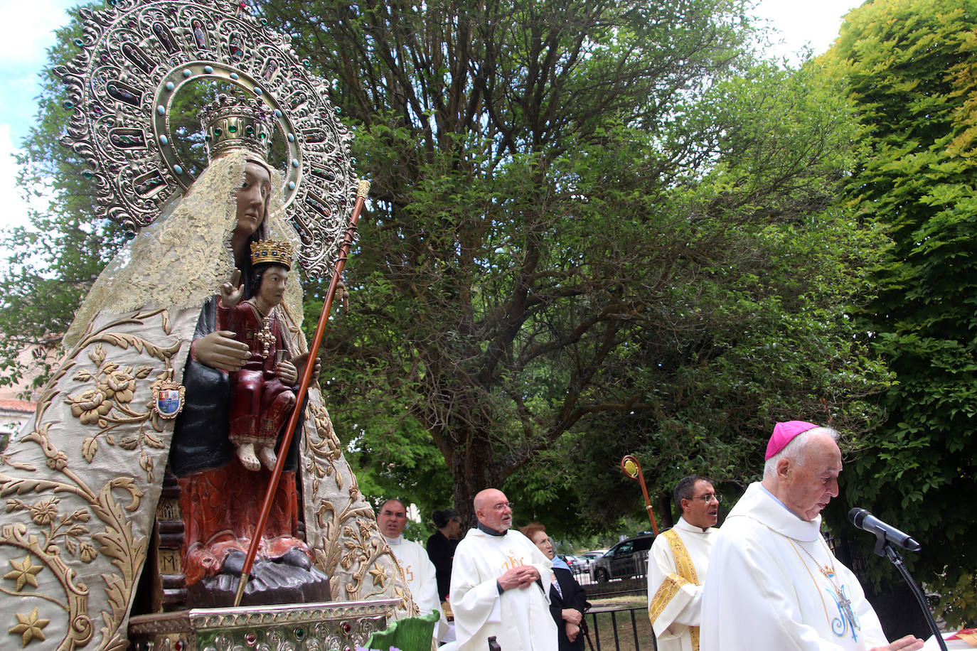 Salida en procesión de la imagen original de la Virgen del Henar, este sábado, en Cuéllar.