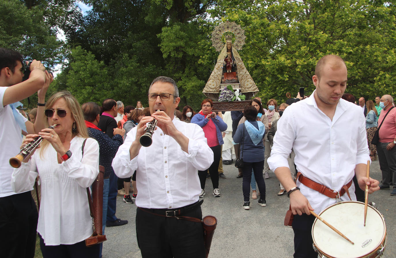 Salida en procesión de la imagen original de la Virgen del Henar, este sábado, en Cuéllar.