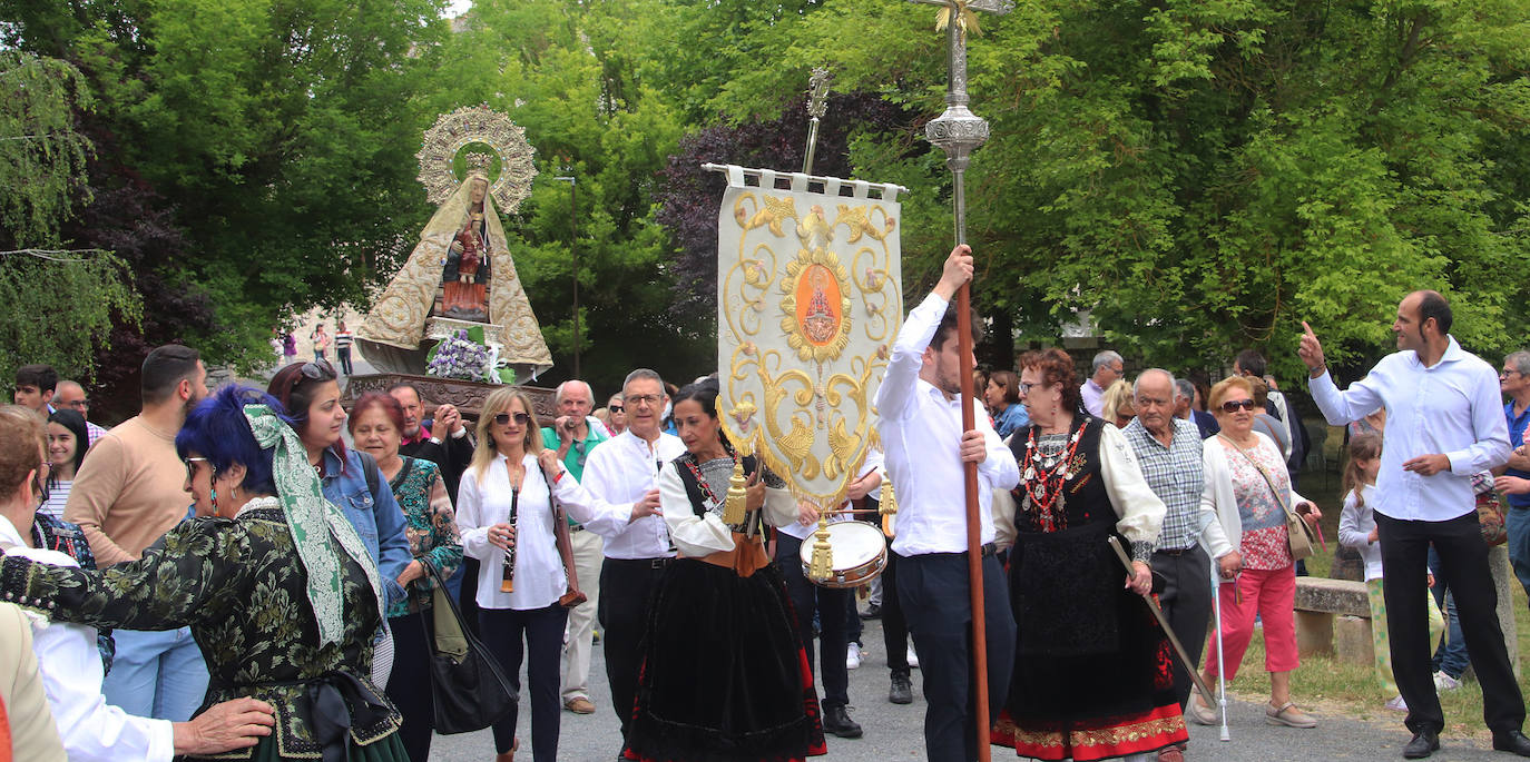 Salida en procesión de la imagen original de la Virgen del Henar, este sábado, en Cuéllar.