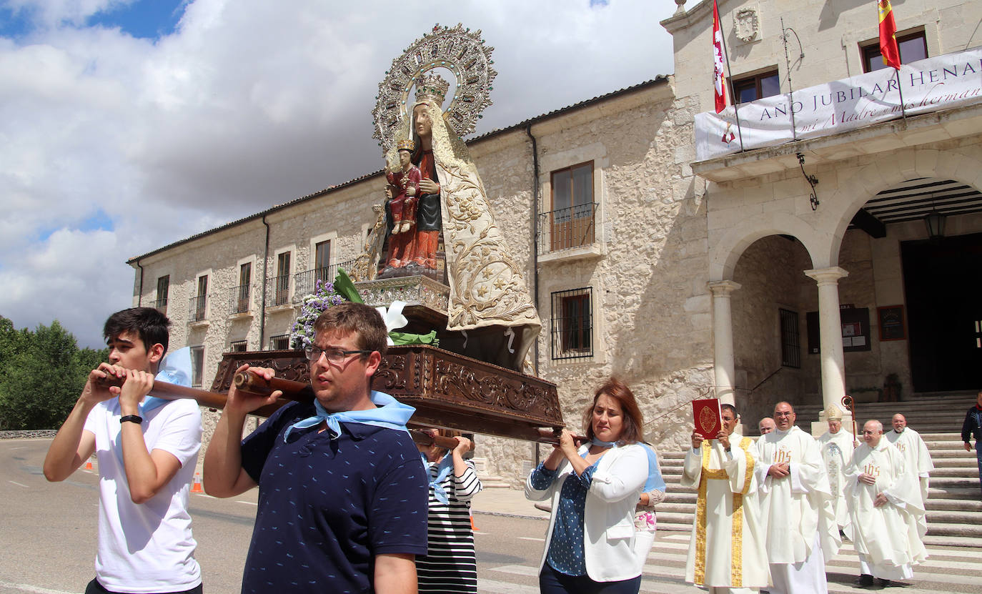 Salida en procesión de la imagen original de la Virgen del Henar, este sábado, en Cuéllar.